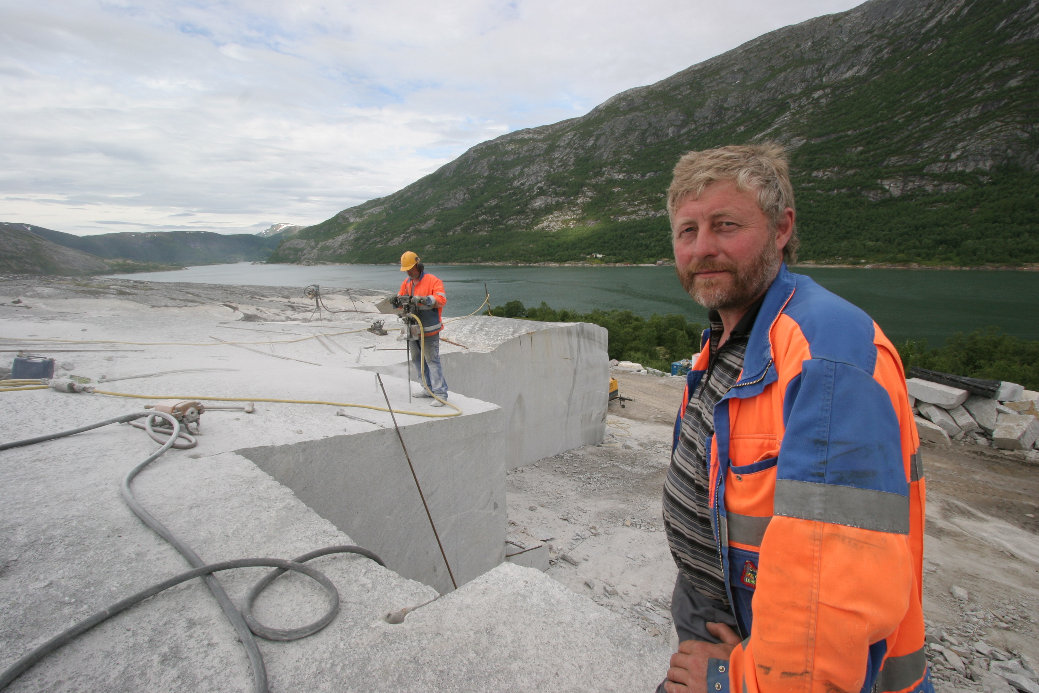 Moderne kjøkken med granittbenk